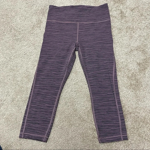 Athleta Ultimate Capri Linear Lines Capri Black/Volcanic Violet SIZE S - Picture 5 of 16